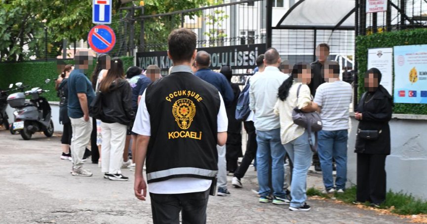 Polis ekiplerinden okul  çevrelerinde uygulama