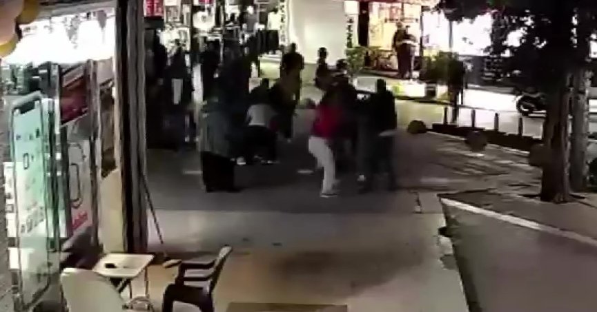 Anne ve kızını cadde ortasında darbettiler