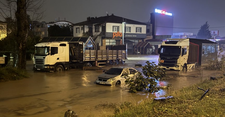 Sağanak yağışta ev ve iş yerlerini su bastı