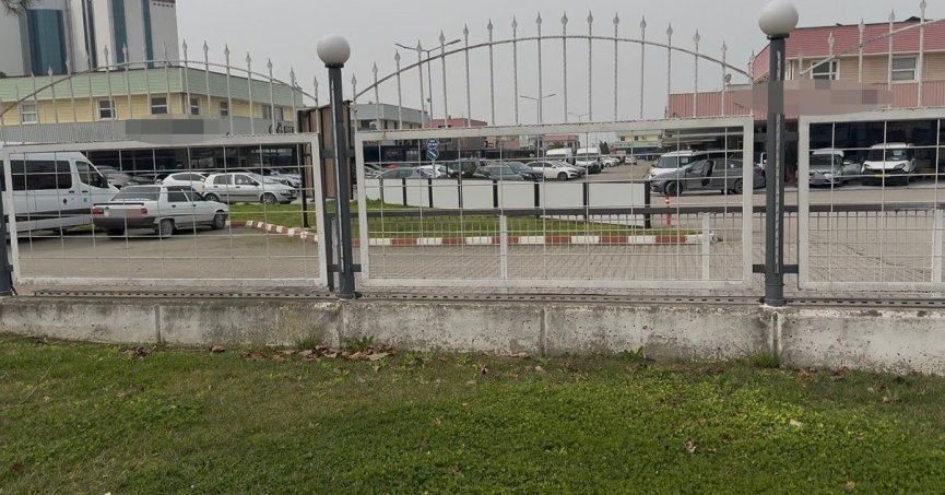 Dükkanına haciz gelen galerici sırra kadem bastı