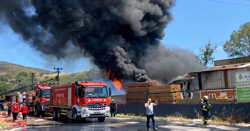 Boya fabrikası alev alev yandı