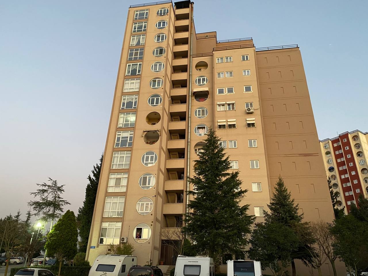 Camları silerken 4'üncü kattan düştü