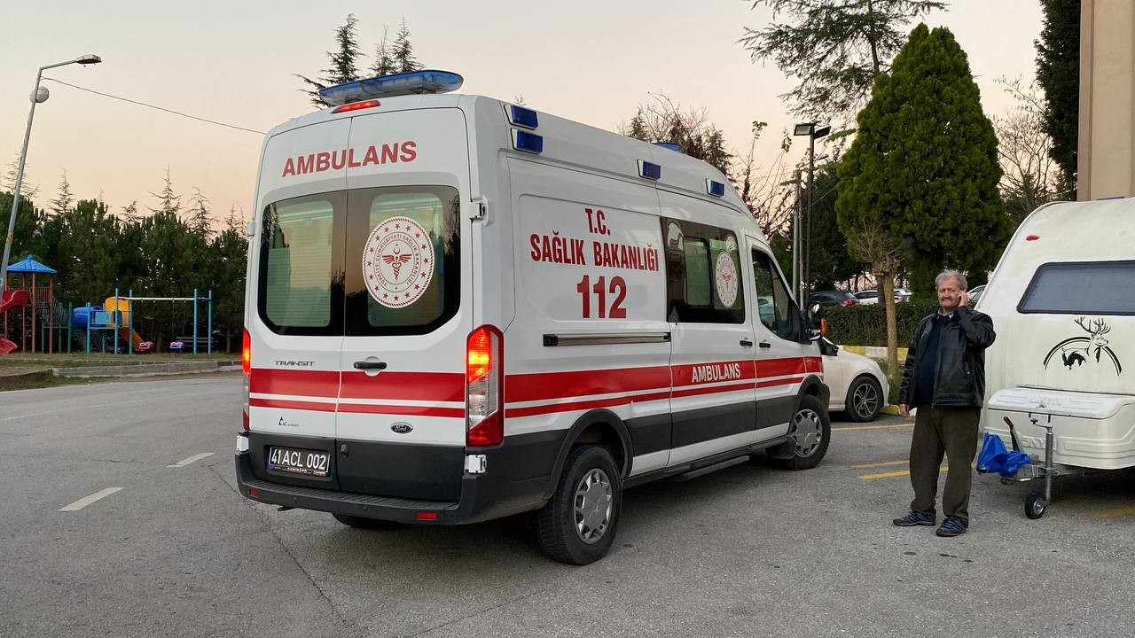 Camları silerken 4'üncü kattan düştü