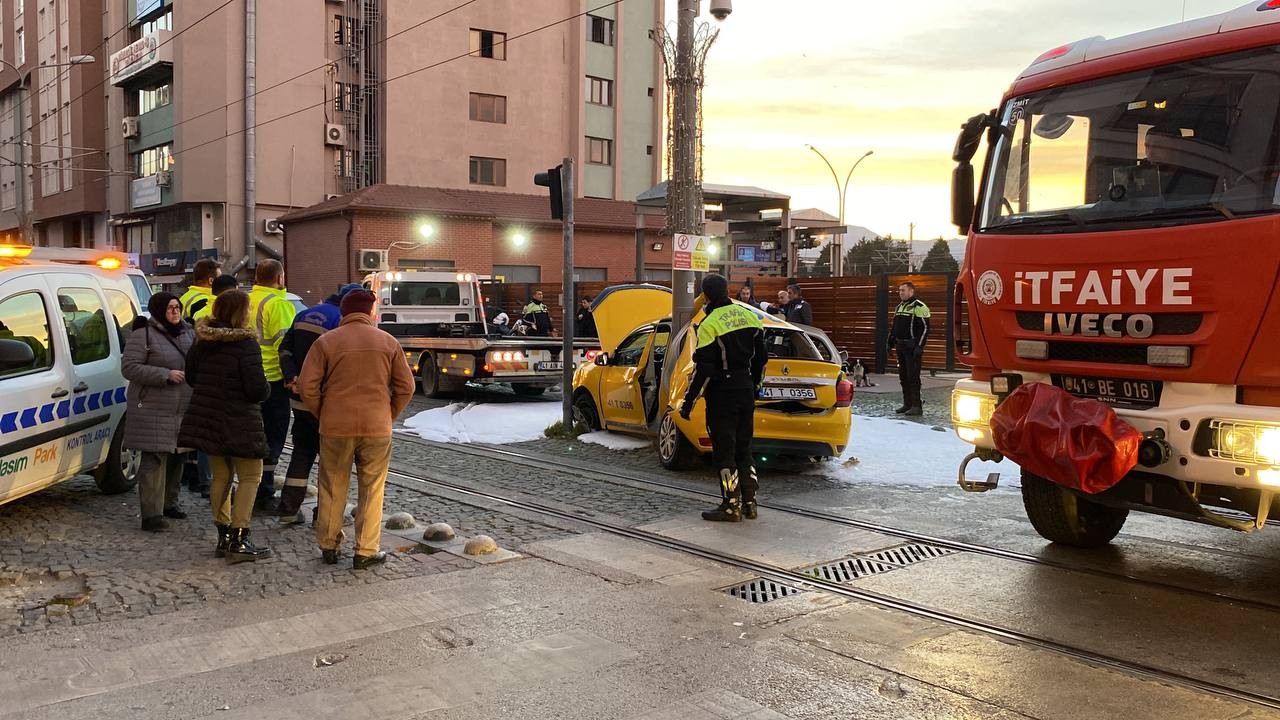 Ticari taksi ile tramvay çarpıştı: 3 yaralı