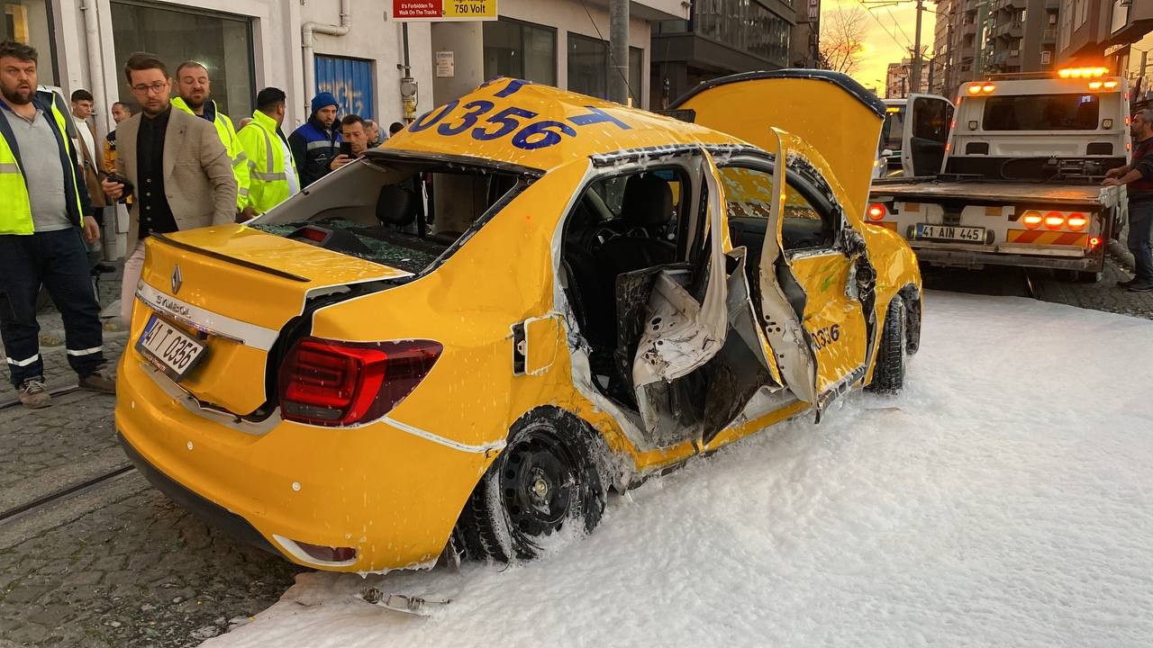 Ticari taksi ile tramvay çarpıştı: 3 yaralı