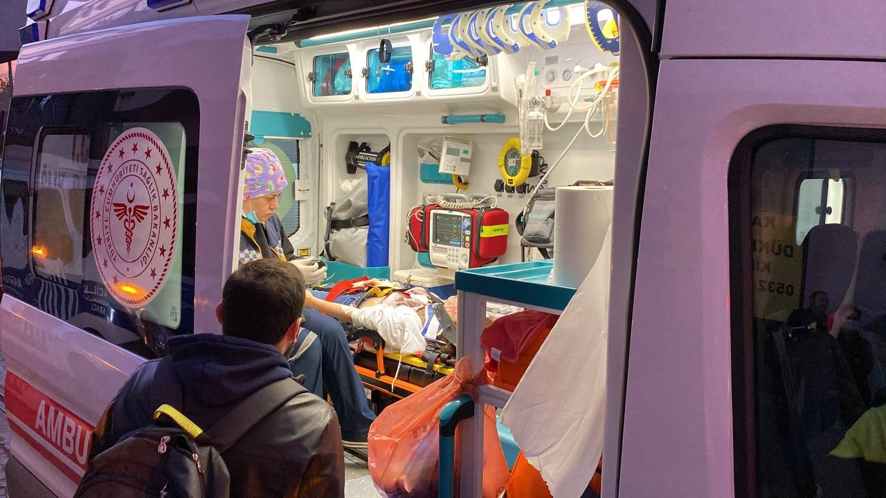 Ticari taksi ile tramvay çarpıştı: 3 yaralı