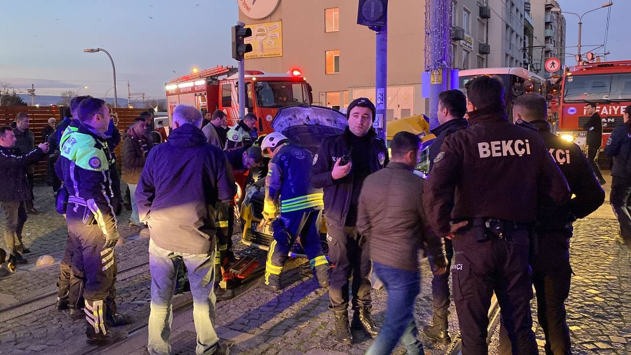 Ticari taksi ile tramvay çarpıştı: 3 yaralı