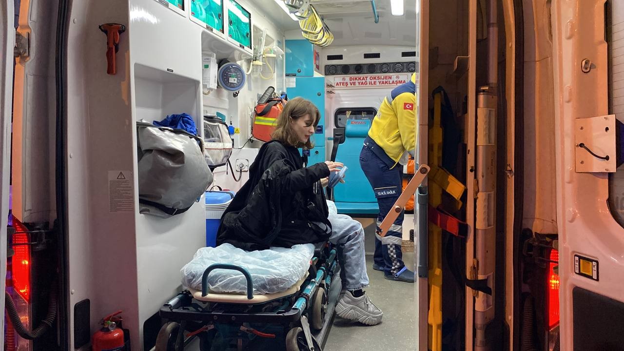 Ticari taksi ile tramvay çarpıştı: 3 yaralı