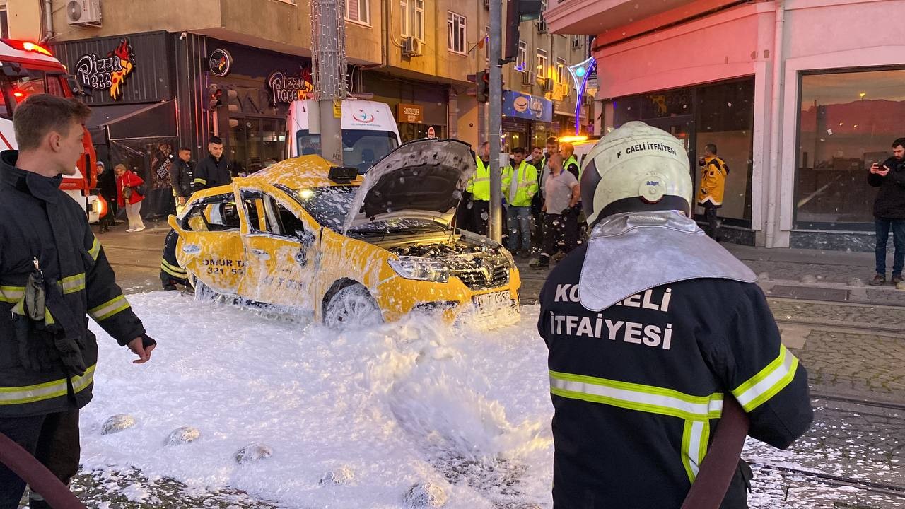 Ticari taksi ile tramvay çarpıştı: 3 yaralı