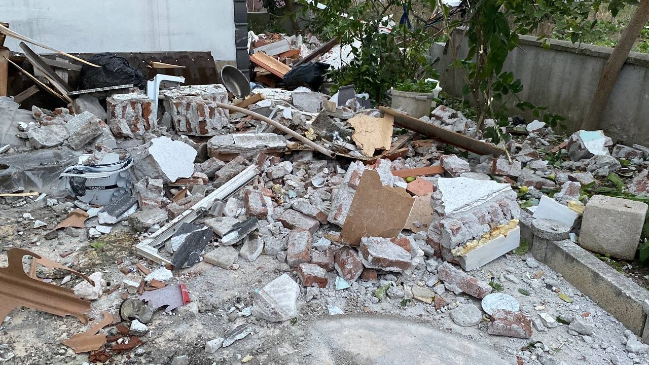 Binadaki hasar, gün ağarınca ortaya çıktı