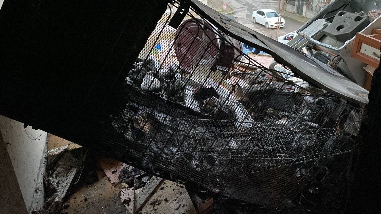 Binadaki hasar, gün ağarınca ortaya çıktı